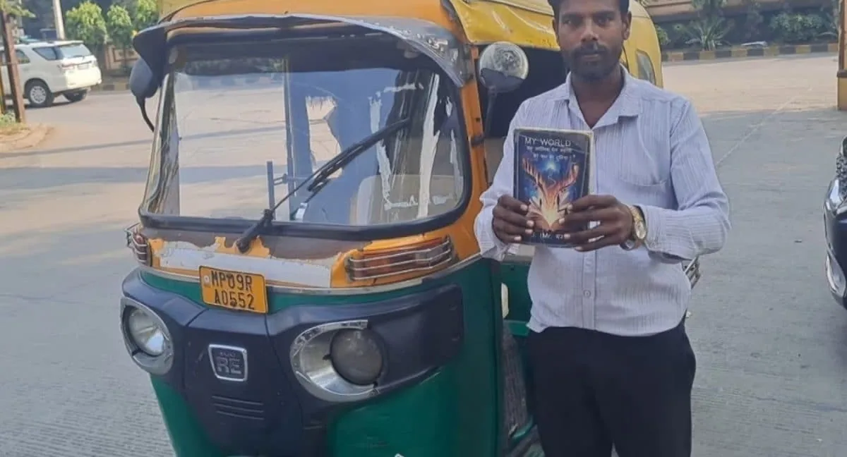 ऑटो चलाकर मिला समय.. ड्राइवर ने लिख दी 'माय वर्ल्ड' किताब, लोगों को आ रही पसंद, उसकी कमाई से करेगा ये नेक काम
