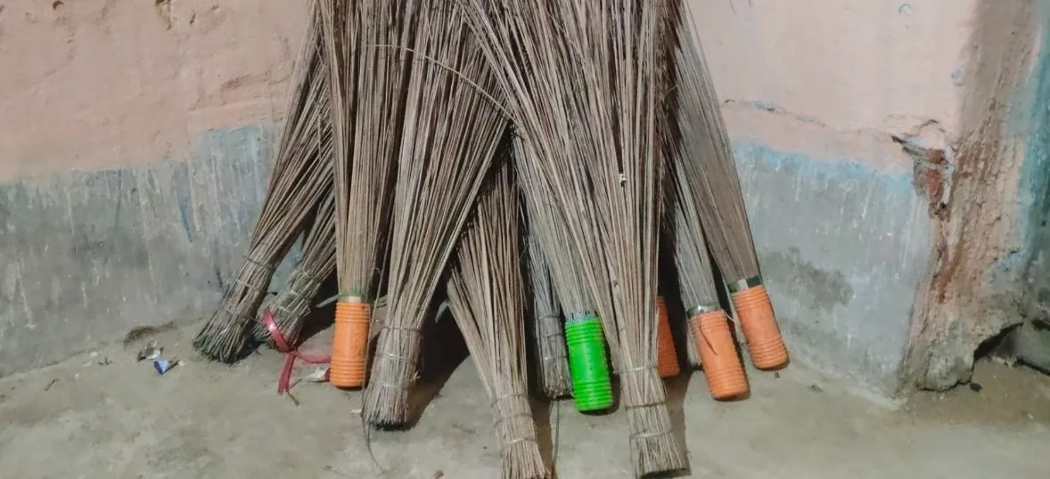 धनतेरस पर क्यों खरीदते हैं 2 झाड़ू? मां लक्ष्मी से जुड़ी है मान्यता, मंदिर में दान करने की भी है परंपरा