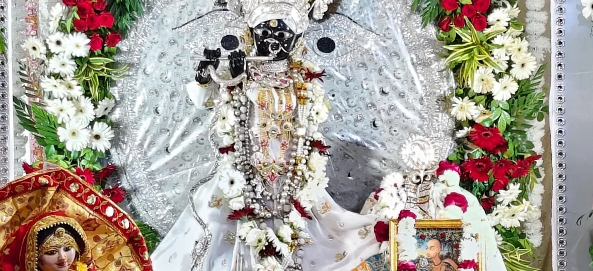Kota News: साल में सिर्फ एक दिन बंशी धारण करते हैं बिहारी जी, 3.5 किलो चांदी के आभूषणों से हुआ श्रृंगार