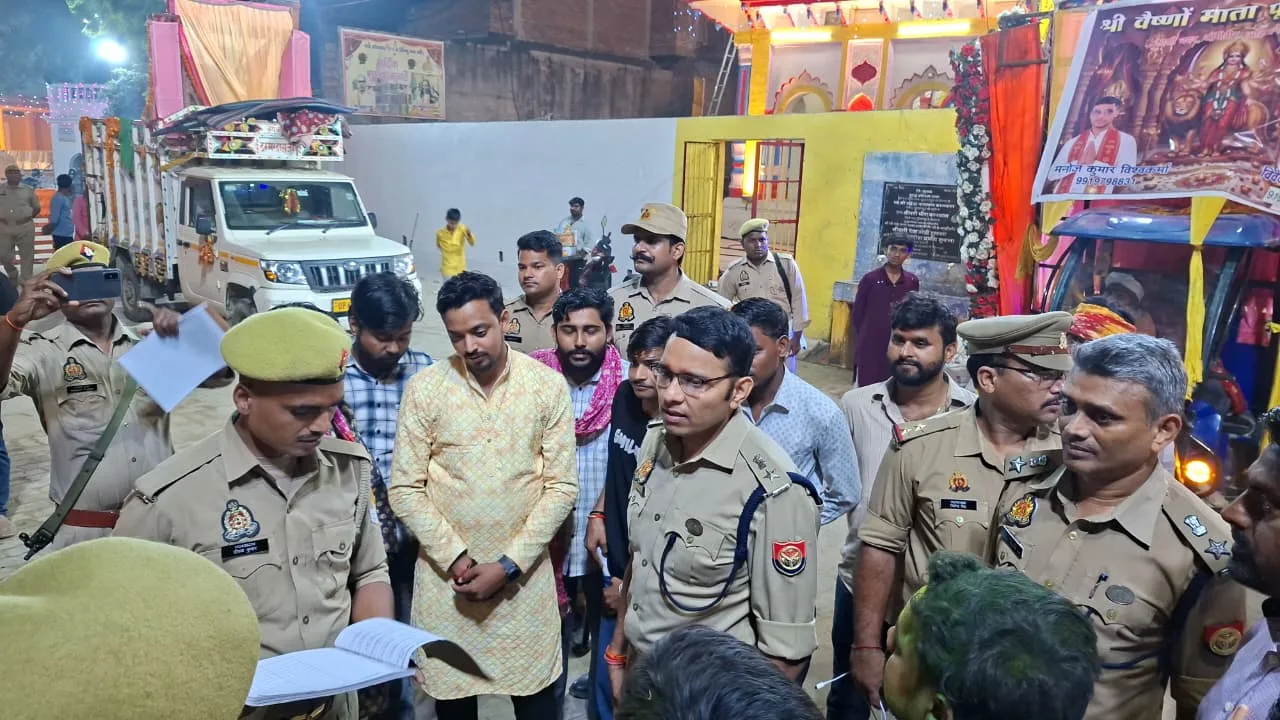 देर रात सीताकुण्ड घाट पहुंचे एसपी, सुरक्षा व्यवस्था का लिया जायजा