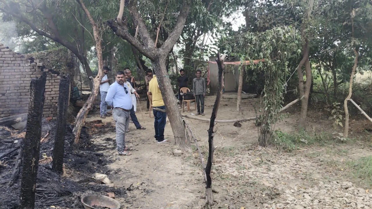 आग की चपेट में आने से तीन बछियों और बाइक की जलकर मौत