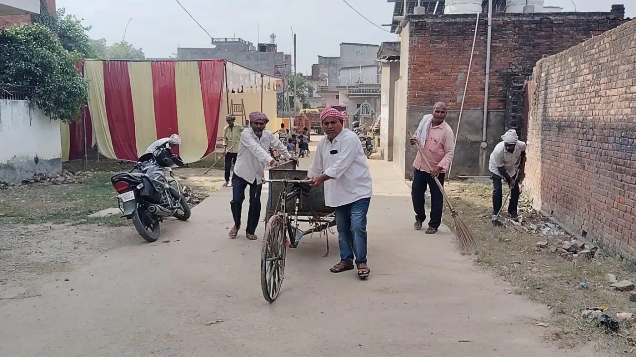 आंगनबाड़ी केंद्र व पंचायत भवन परिसर में ग्रामीण सफाई कर्मचारियों ने की साफ-सफाई, सड़क की पटरियों पर घास की कटाई और चूने का छिड़काव