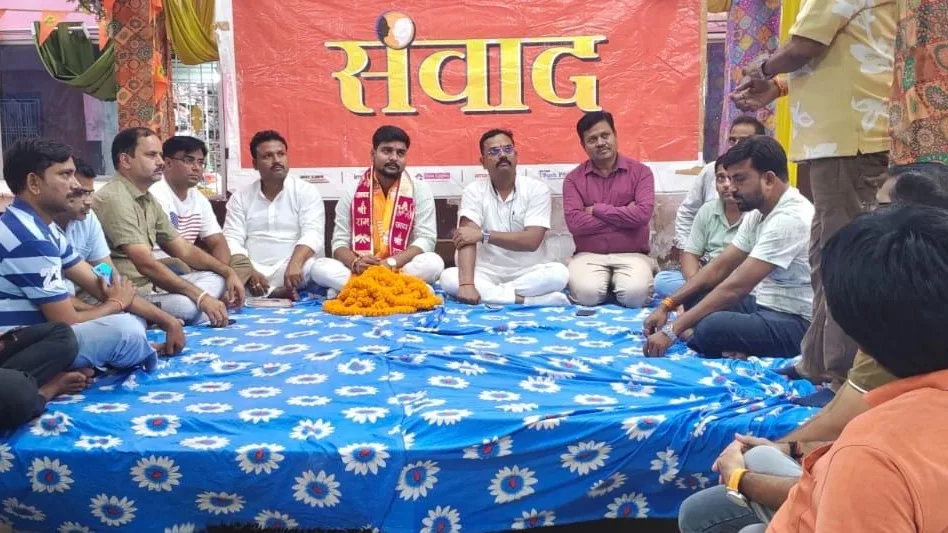 ईशान को भाजपा ओबीसी मोर्चा का जिलाध्यक्ष बनाए जाने पर व्यापार मंडल ने किया सम्मानित