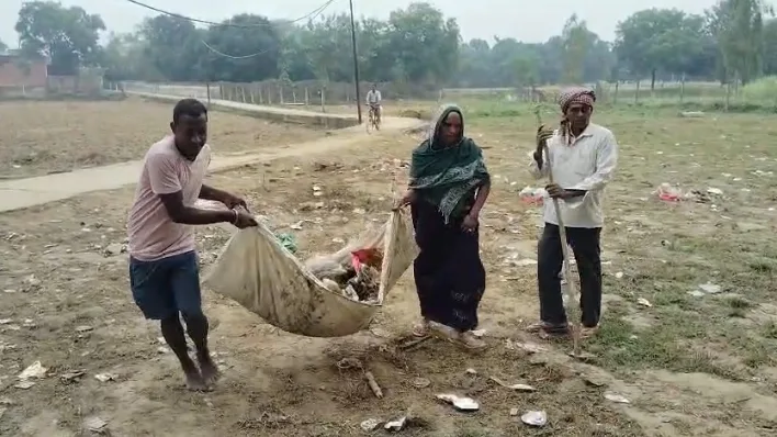 करवाचौथ को लेकर एकरामपुर में चला विशेष स्वच्छता अभियान, ग्रामीणों को किया जागरूक