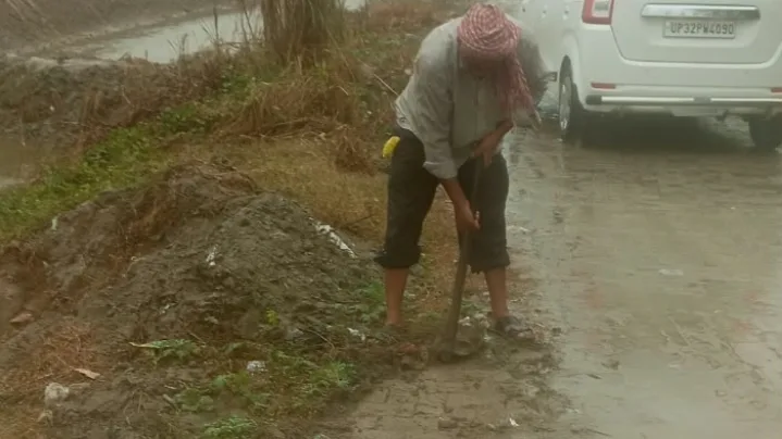 सफाई कर्मी फिरतु राम ने पेश की स्वच्छता की मिसाल, सड़क से हटाई मिट्टी और कीचड़
