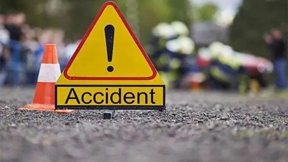 सड़क हादसें में दो युवकों की मौत,तीसरा गंभीर