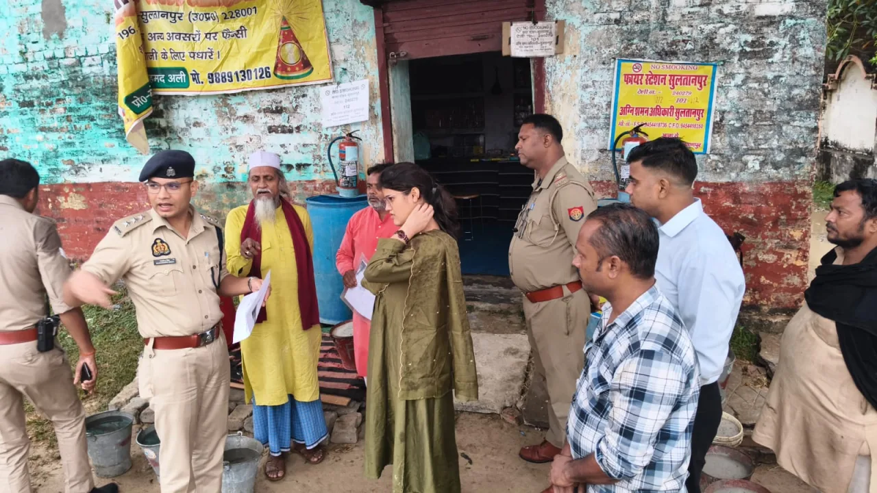 दीपावली से पहले पटाखा दुकानों पर सीओ ,एसडीएम का छापा, लाइसेंस और सुरक्षा व्यवस्था की जांच