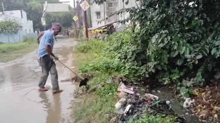 चकगोरया में चला विशेष स्वच्छता अभियान, नालियों की सफाई कर किया दवा का छिड़काव